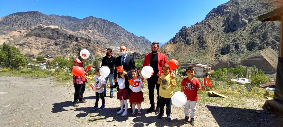 Artvin\'de 23 Nisan konvoyu oluşturuldu, şiir ve marşlarla çocuklara sürpriz yapıldı