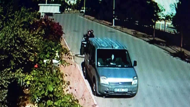 ATV sürücüsü park halindeki araca çarpıp camından içeri girdi