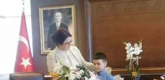 Bakan Derya Yanık, 23 Nisan Ulusal Egemenlik ve Çocuk Bayramı dolayısıyla koltuğunu bir öğrenciye devretti