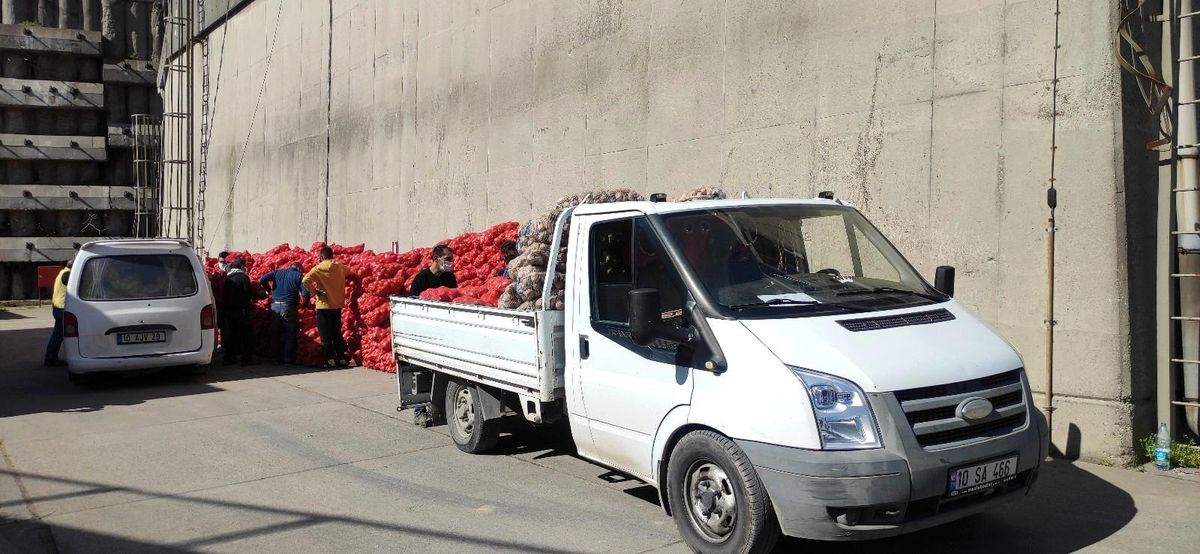 Bandırma\'da ücretsiz patates ve soğan dağıtımı