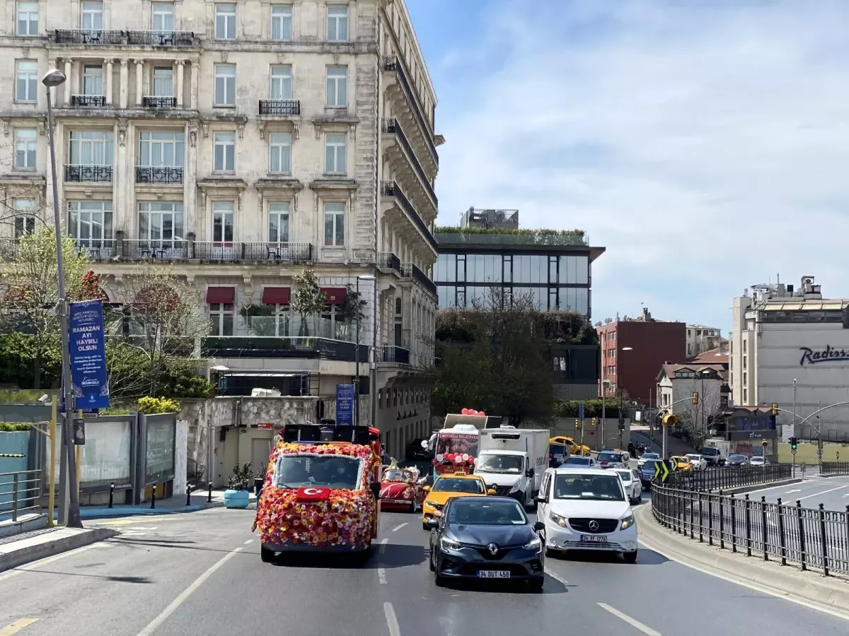 Beyoğlu\'nda "23 Nisan Otobüsü" ile bayram coşkusu