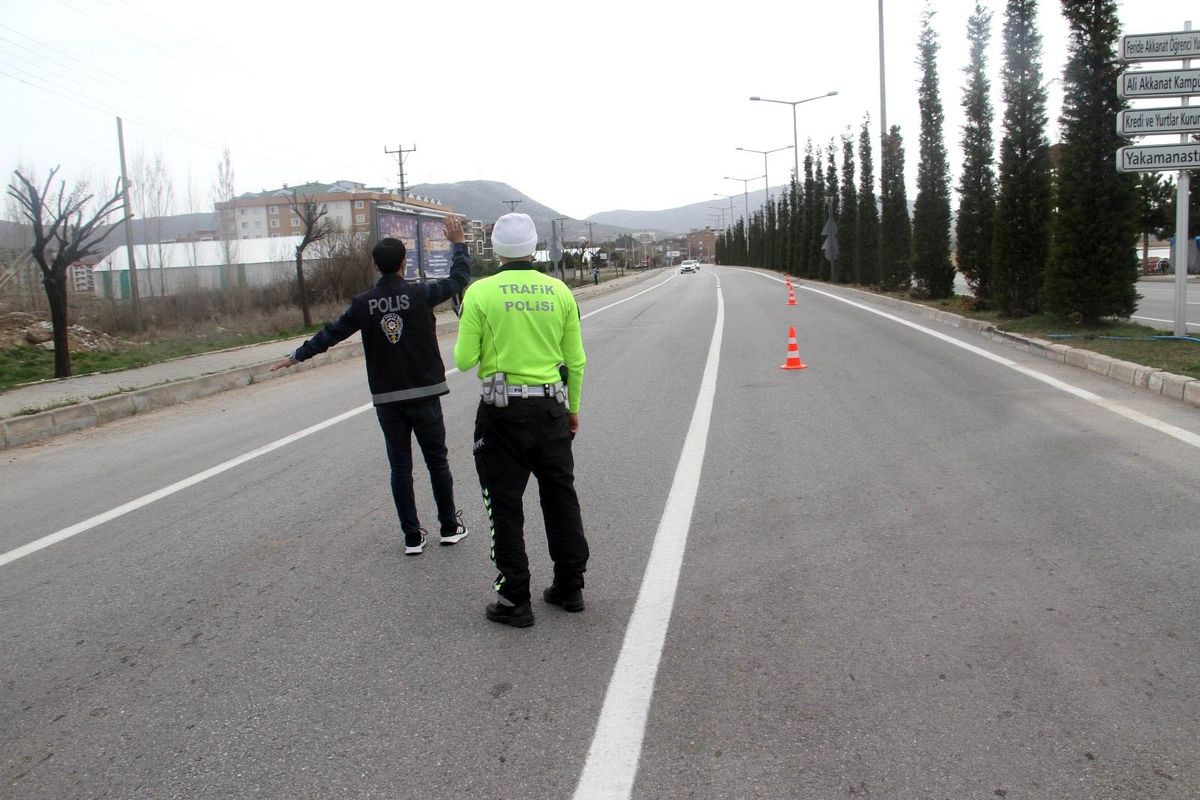 Beyşehir\'de sokağa çıkma kısıtlamasını ihlal eden 6 kişiye ceza
