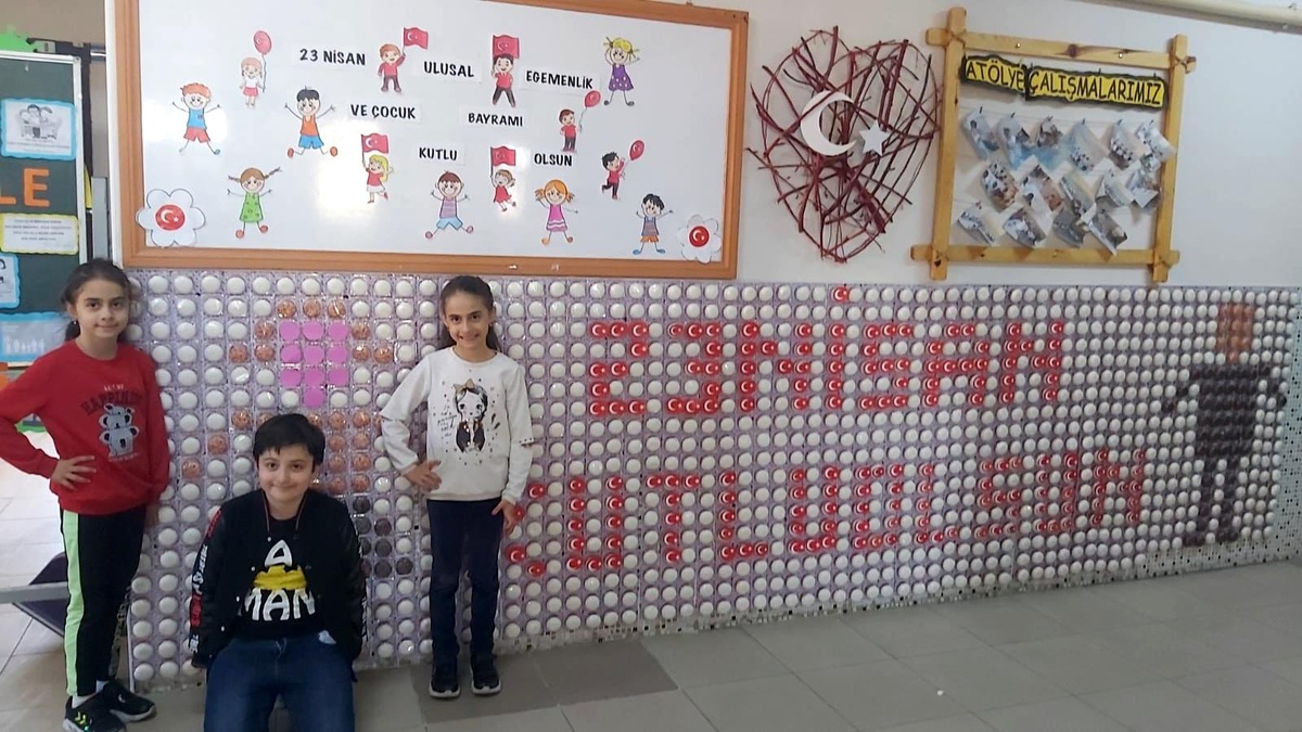 Bin 300 bisküviyle \'23 Nisan Kutlu Olsun\' yazdılar