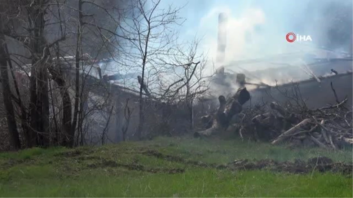 Bolu\'da otlarda başlayan yangın atıl haldeki okulu küle döndürdü