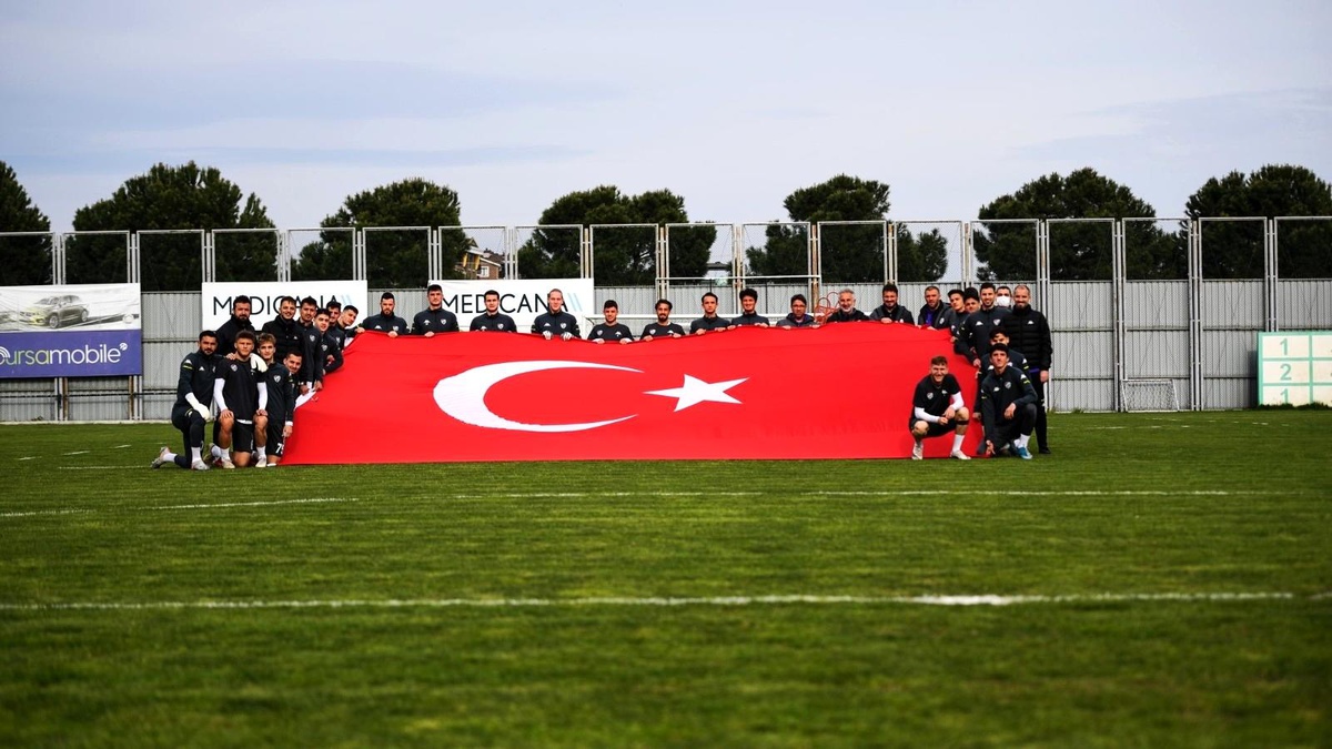 Bursasporlu futbolcular dev Türk Bayrağı açtı