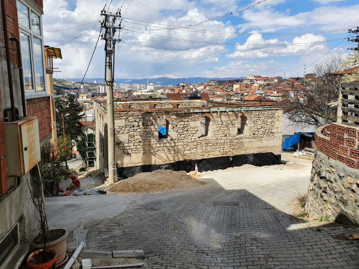 Cami restorasyonunda çatıdan çıkan 50 adet hat levha sokağa atıldı