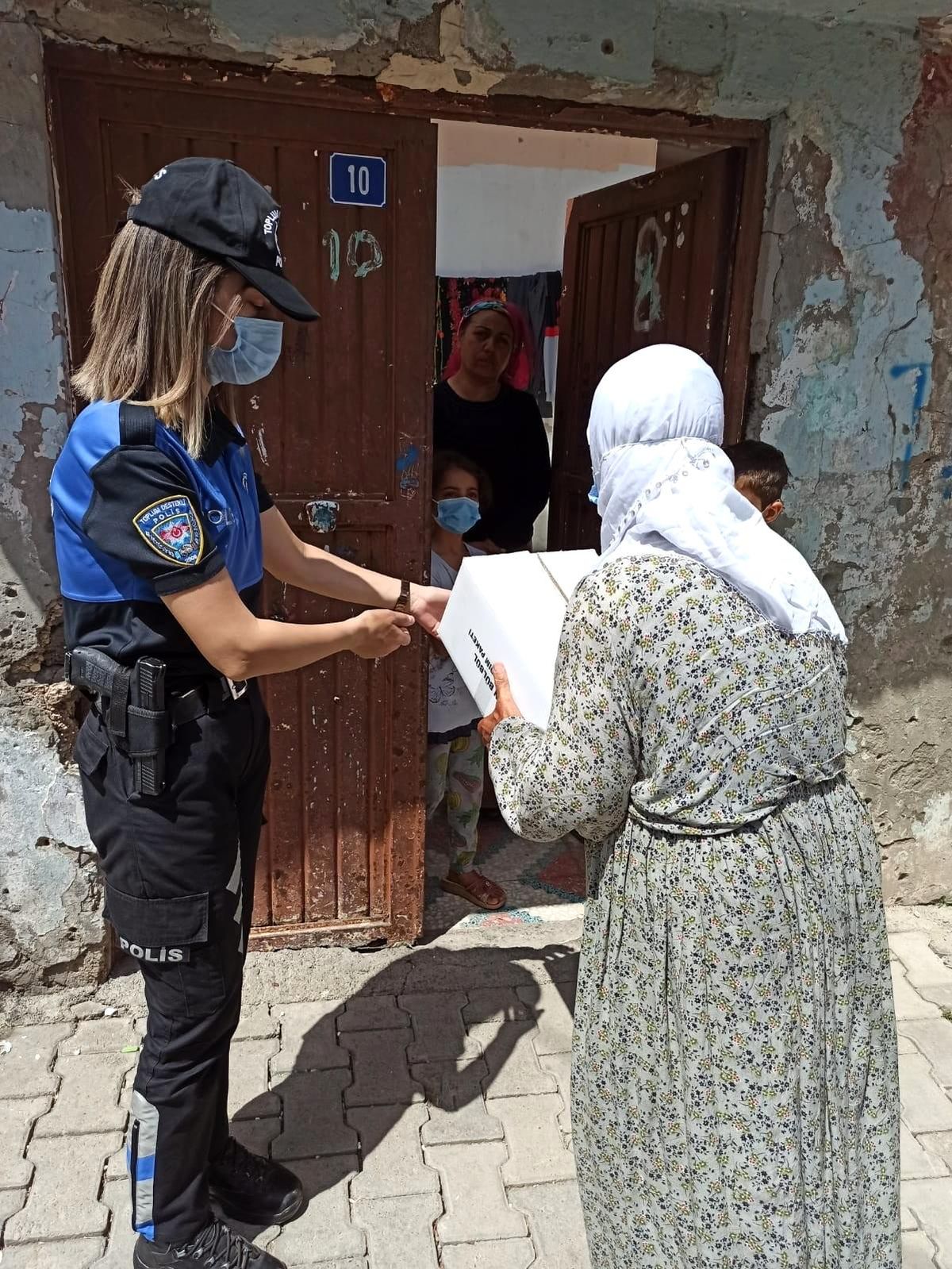 Cizre polisinden ihtiyaç sahibi ailelere gıda yardımı