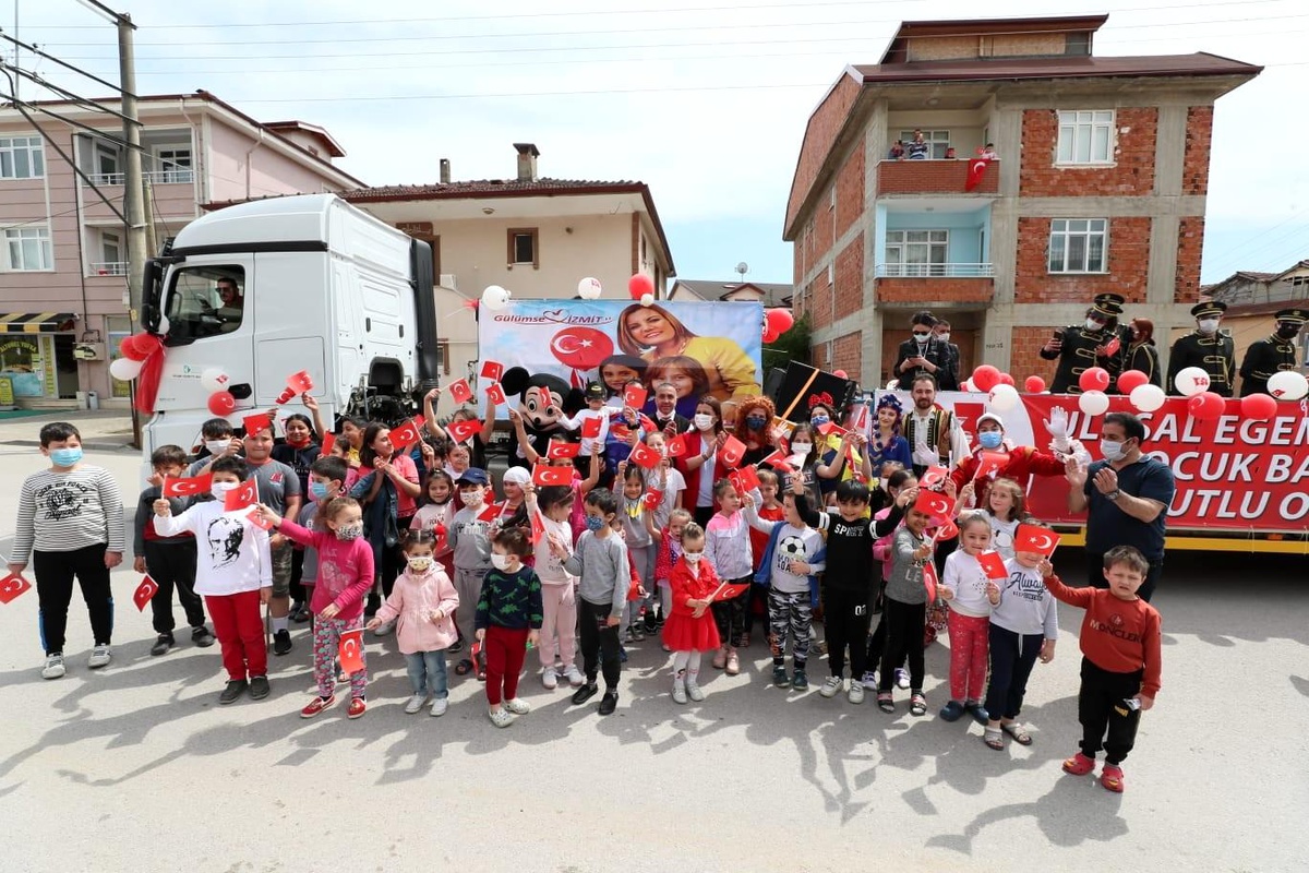 Çocuklar bayramın 101. Yıl çoşkusunu 102 mahallede yaşadı