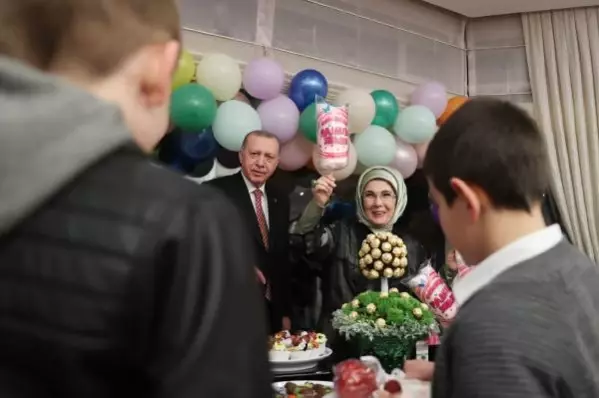 Cumhurbaşkanı Erdoğan, Huber Köşkü'nde çocuklarla buluştu Cumhurbaşkanı Erdoğan, Huber Köşkü'nde çocuklarla buluştu