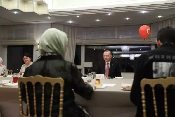 Cumhurbaşkanı Erdoğan, Huber Köşkü'nde çocuklarla buluştu Cumhurbaşkanı Erdoğan, Huber Köşkü'nde çocuklarla buluştu