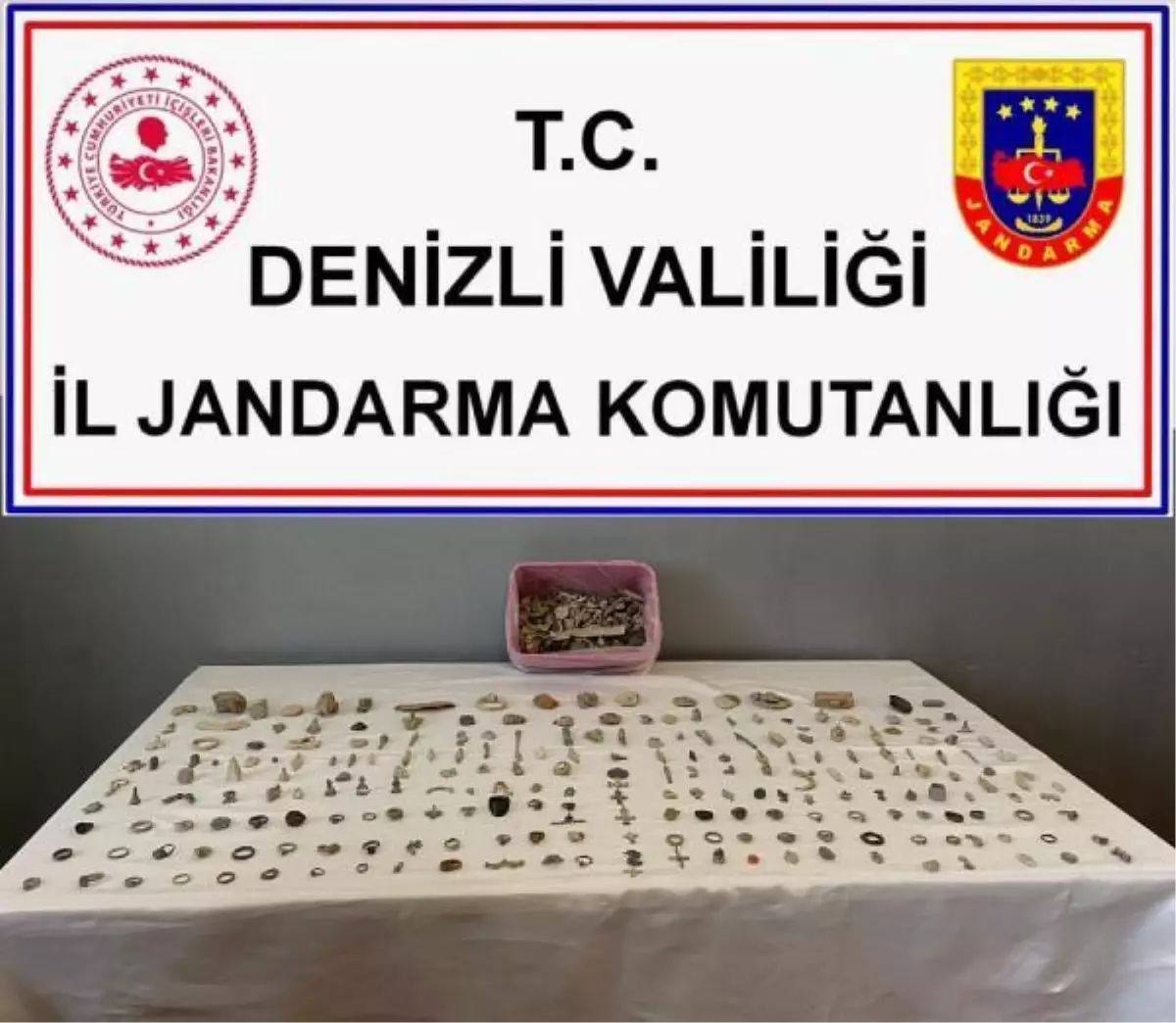 Denizli\'de 580 sikke ve 2 bin 700 tarihi obje ele geçirildi