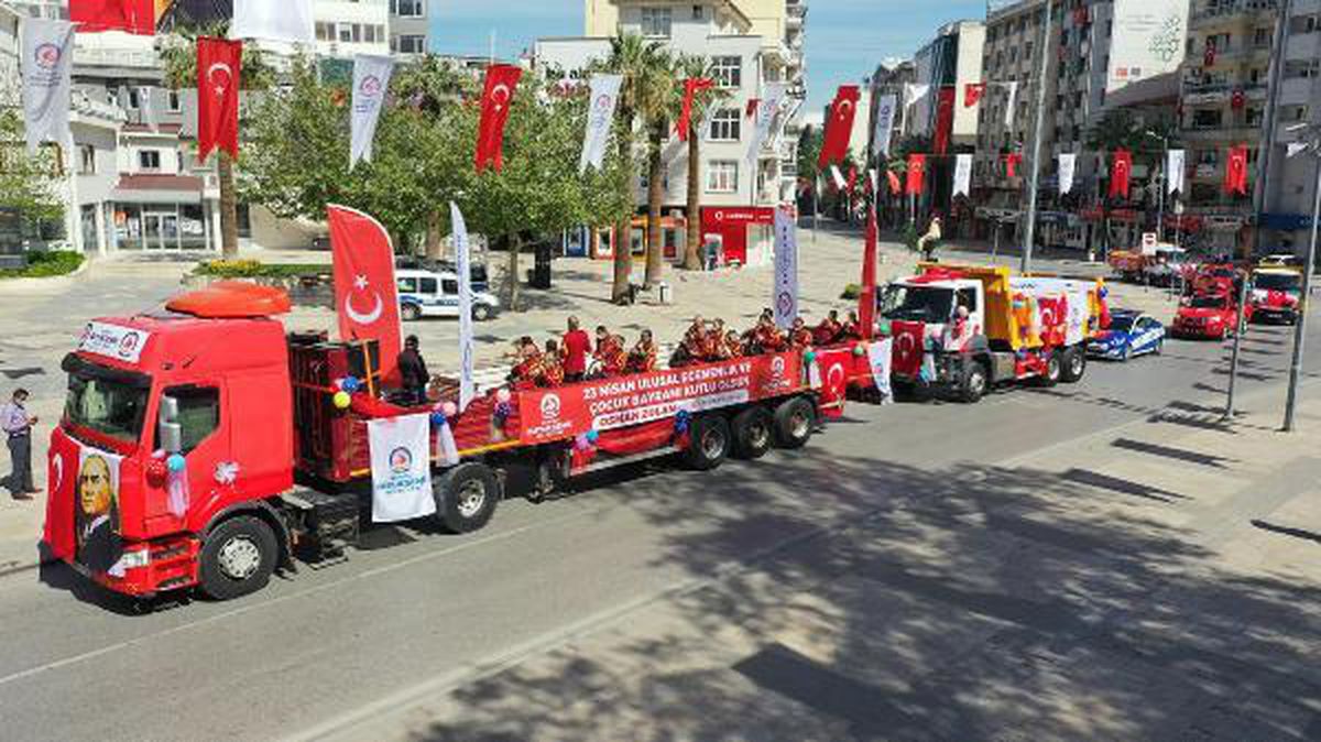 Denizli\'de bando ekibi TIR ile kenti dolaşıp, bayram coşkusunu evlere taşıdı
