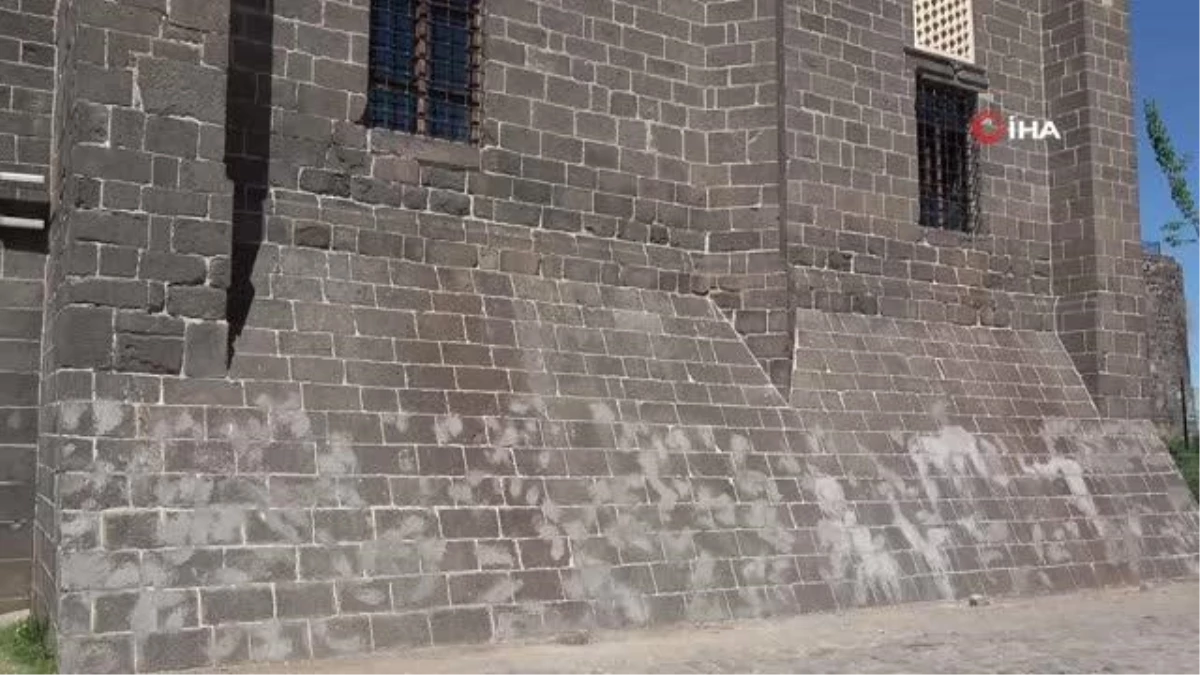 Diyarbakır\'da tarihi caminin dokusuna zarar verildi