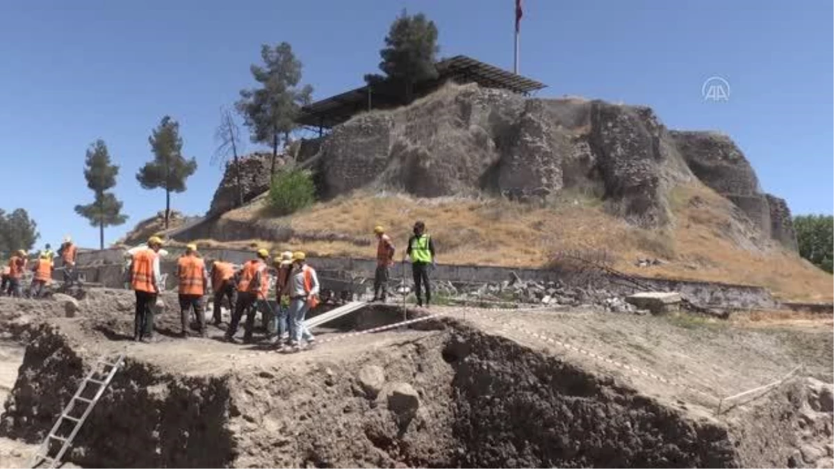 DİYARBAKIR - Yarım asırdır kapalı olan tarihi "Fetih Kapısı" açıldı