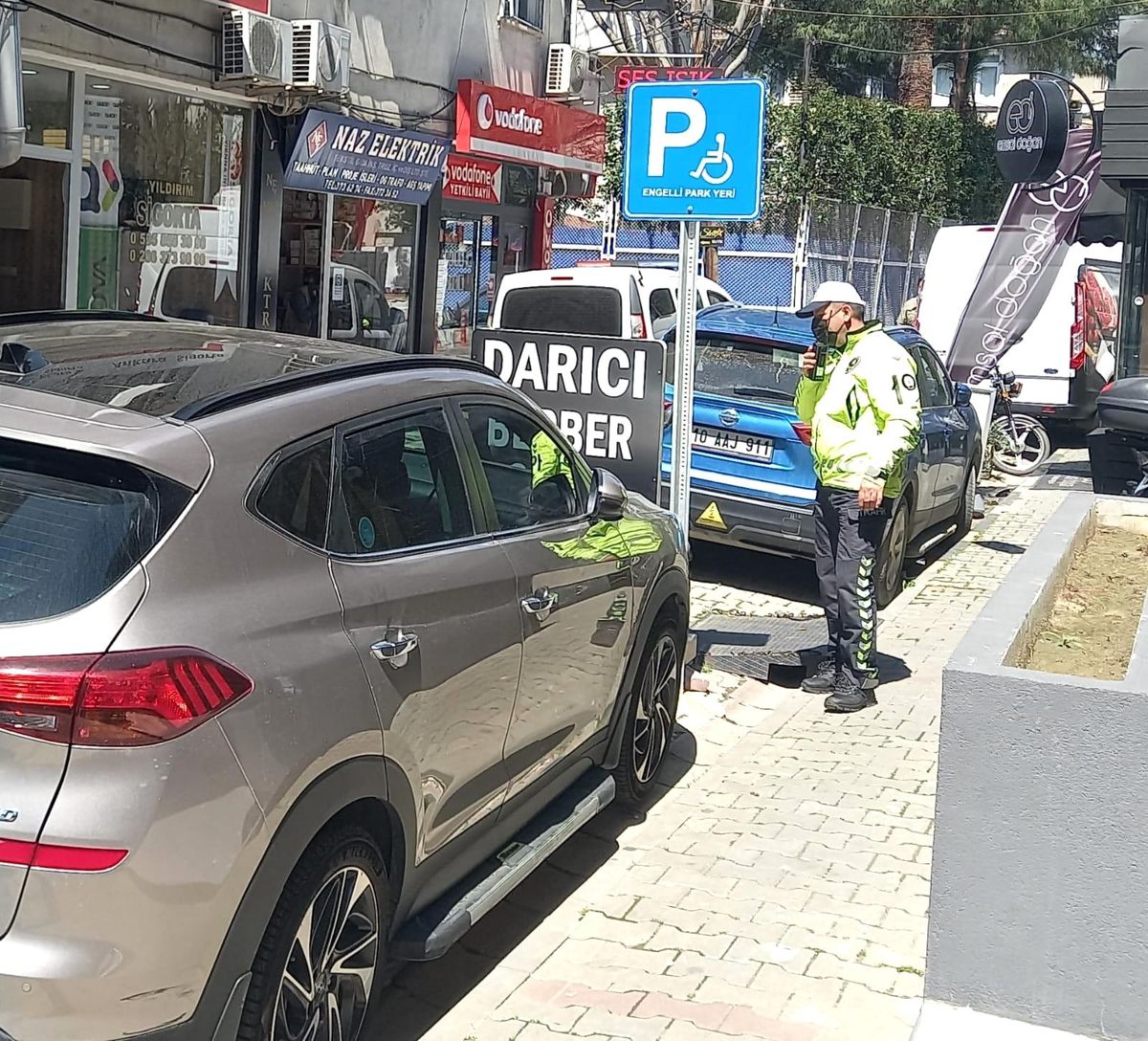 Engelli park yerini işgal geden araçlar denetlendi