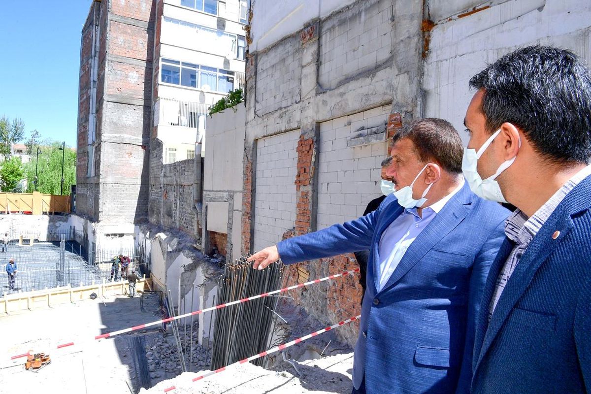 Malatya Büyükşehir Belediye Başkanı Selahattin Gürkan, iş merkezi inşaatını inceledi