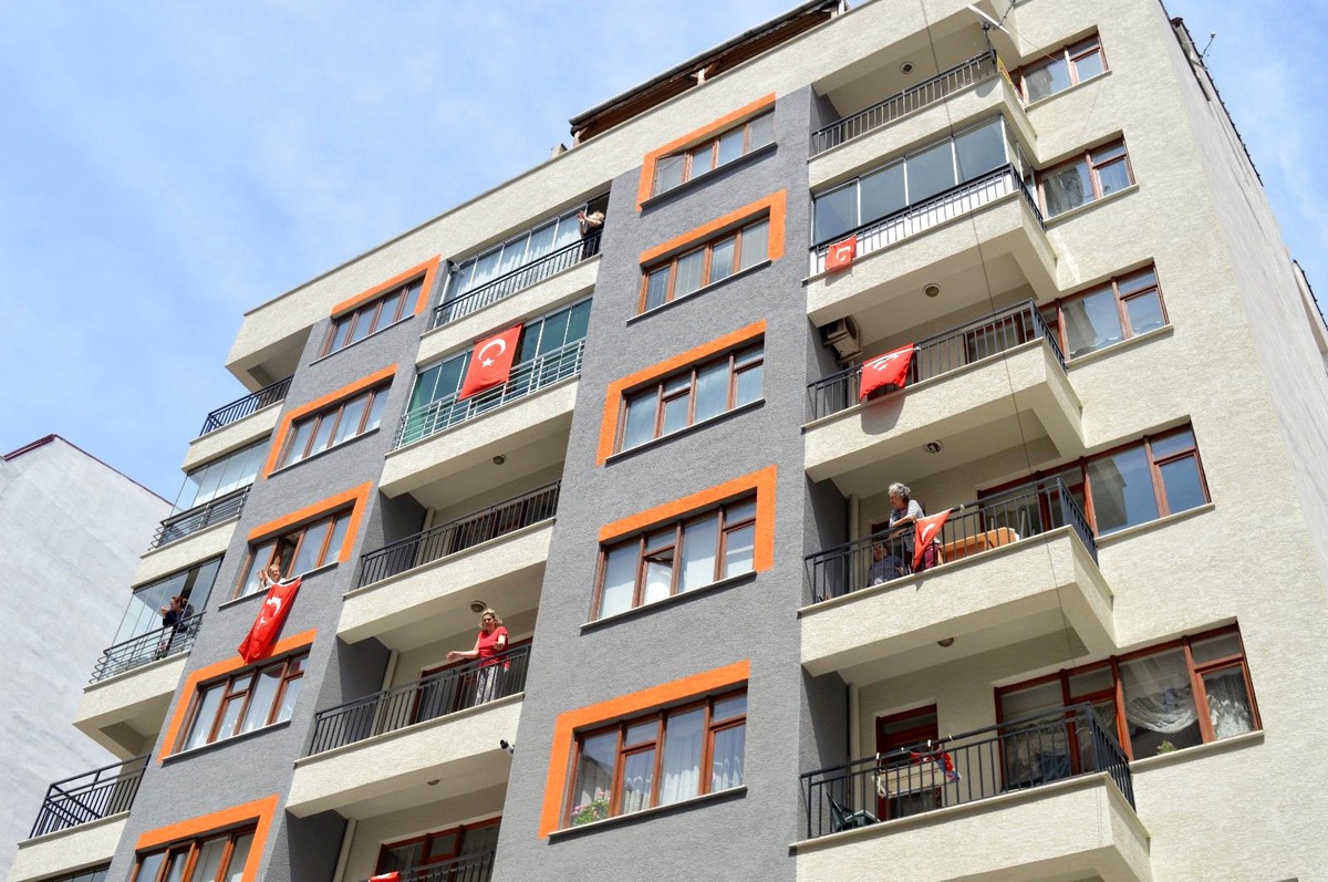 Eskişehirliler balkon ve pencerelerini bayraklarla donattı