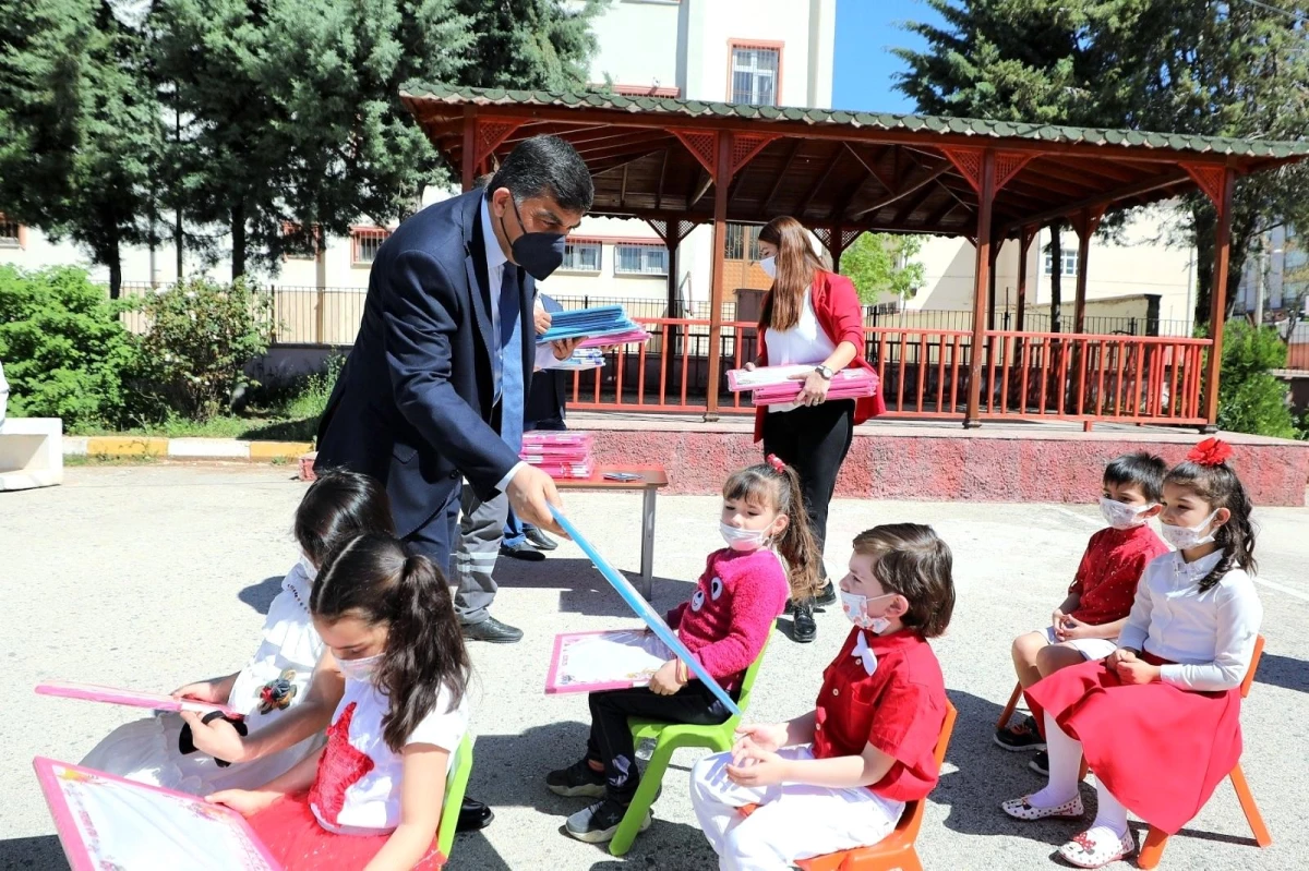 Fadıloğlu, çocukların bayram sevincine ortak oldu