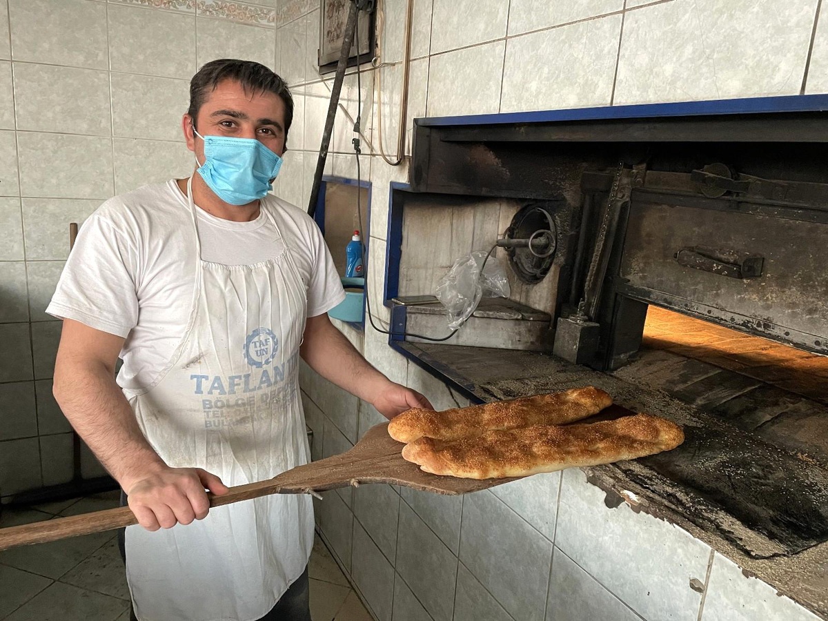 Fırın ustaları yaklaşık 200 derecelik fırın karşısında oruç tutuyorlar