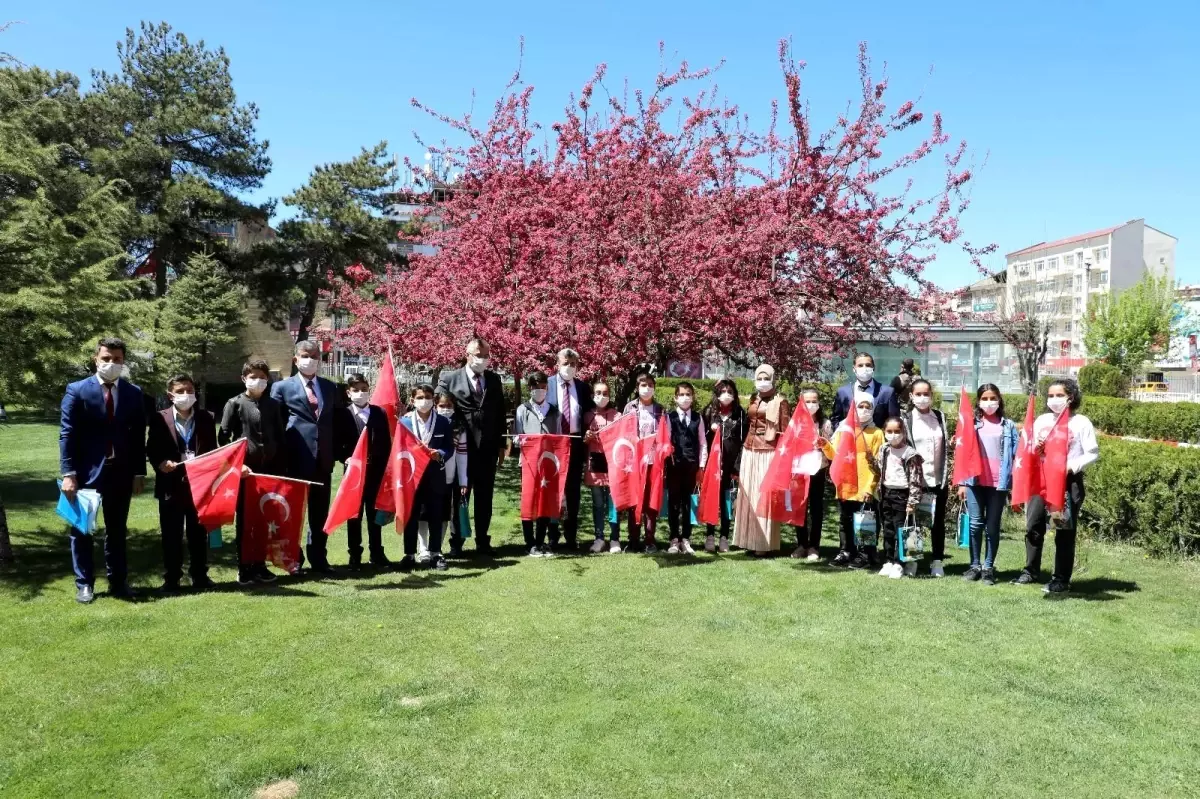 Gürpınar Belediyesi Çocuk Meclisi üyeleri Vali Bilmez\'i ziyaret etti