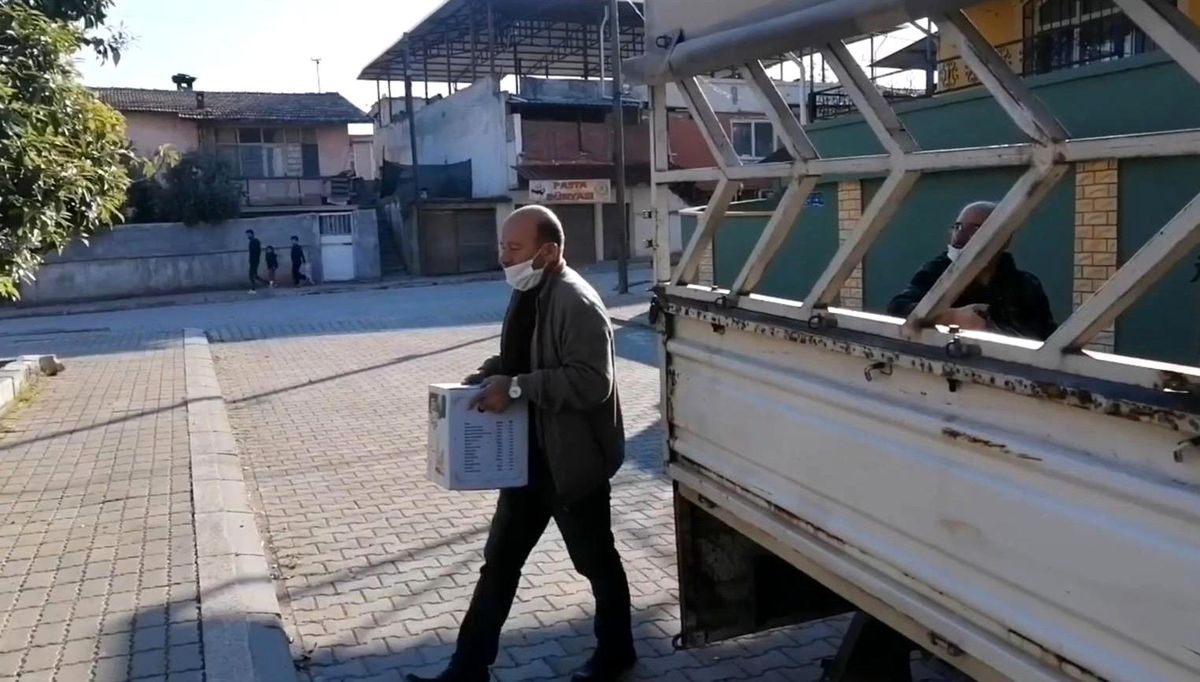 Hatay\'da bir muhtar zenginden alıp fakire veriyor