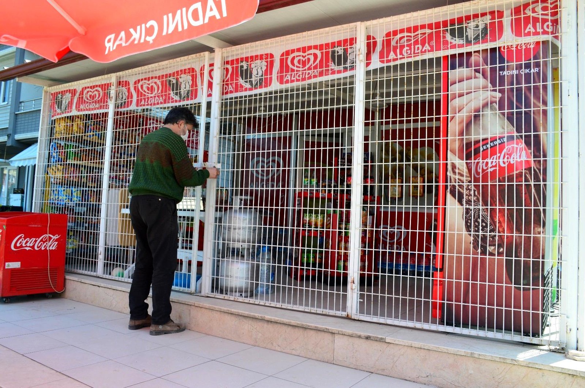 Hırsızlar girdiği bakkalda soygun yapamayınca kepenkleri kilitleyip gitti
