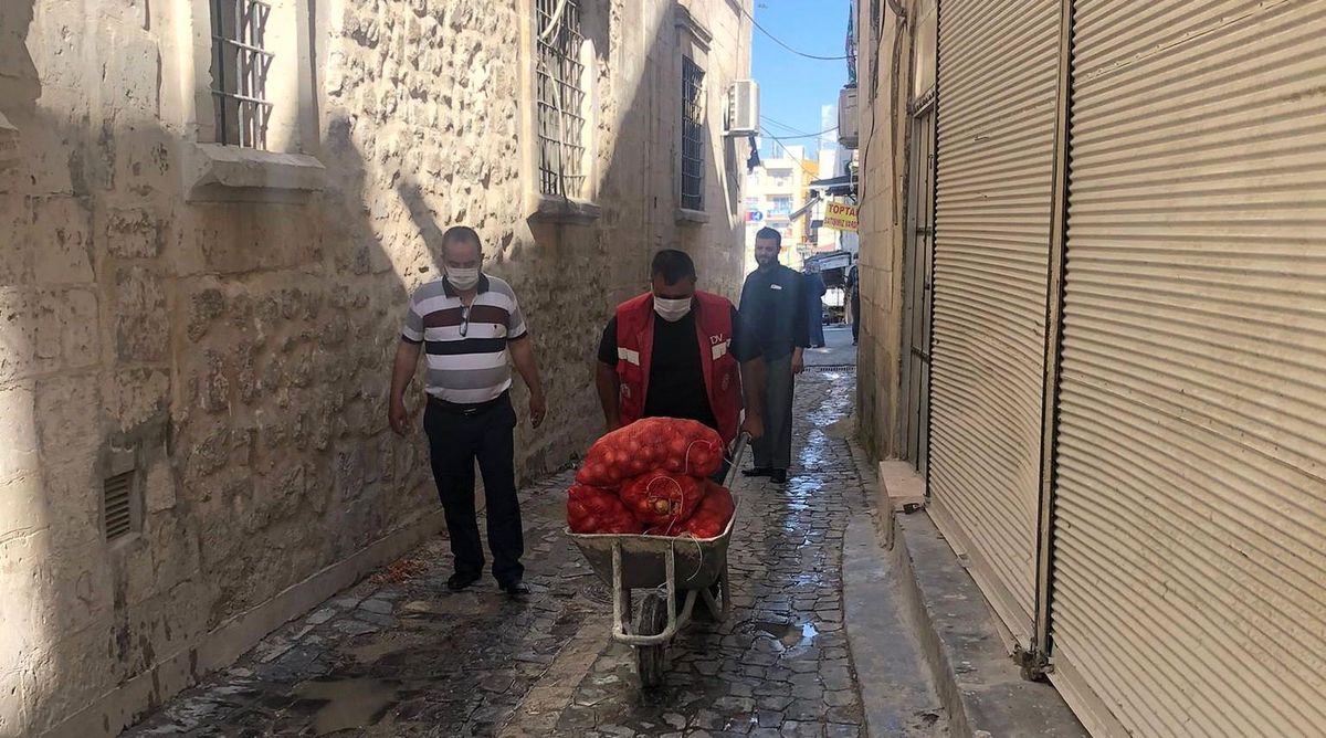İhtiyaç sahibi ailelere dağıtılan patates ve soğanlar kapıda teslim ediliyor