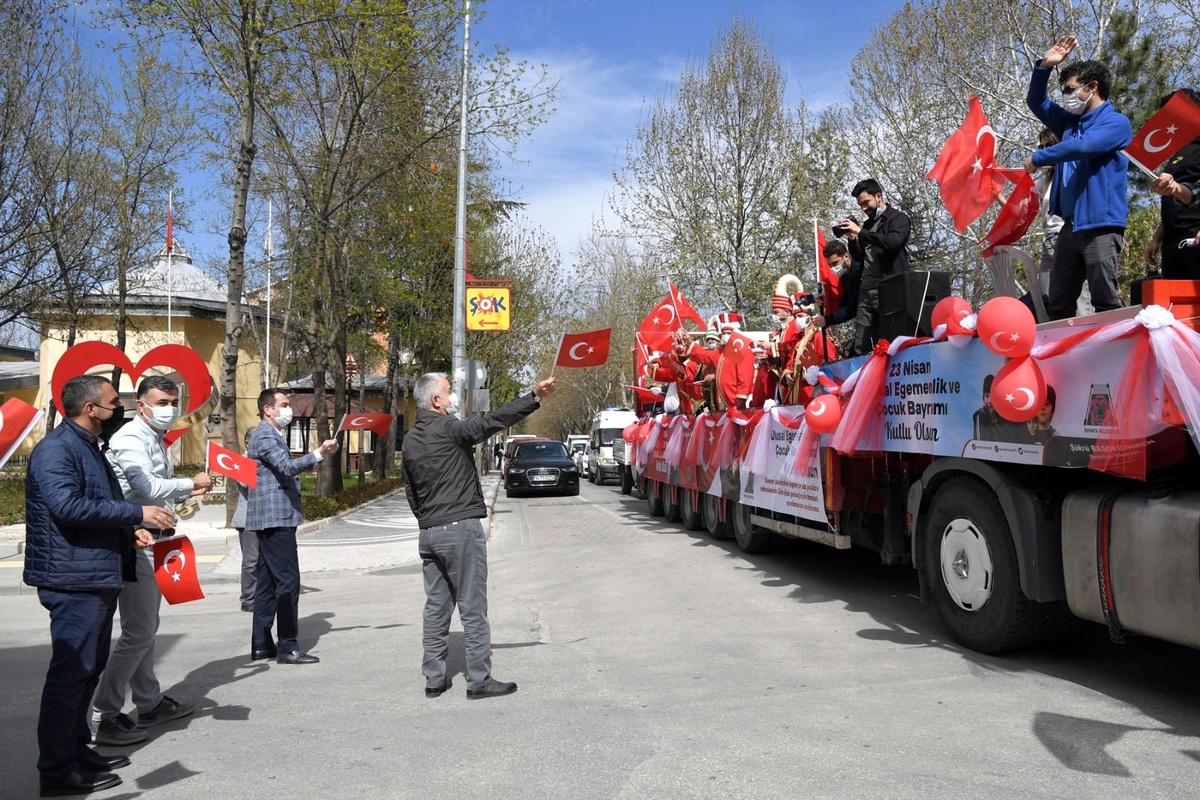Isparta\'da 23 Nisan tırıyla coşkulu kutlama