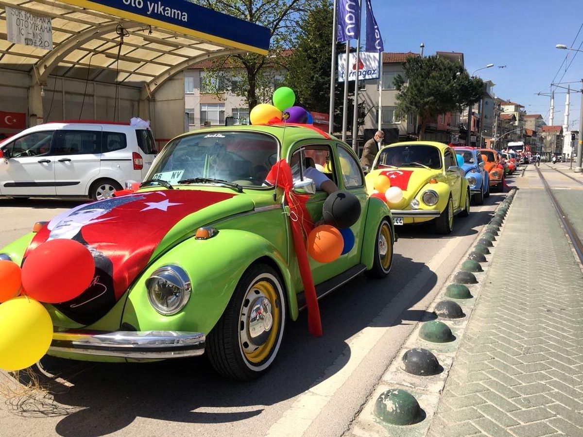 İzmit sokaklarında 23 Nisan konvoyu