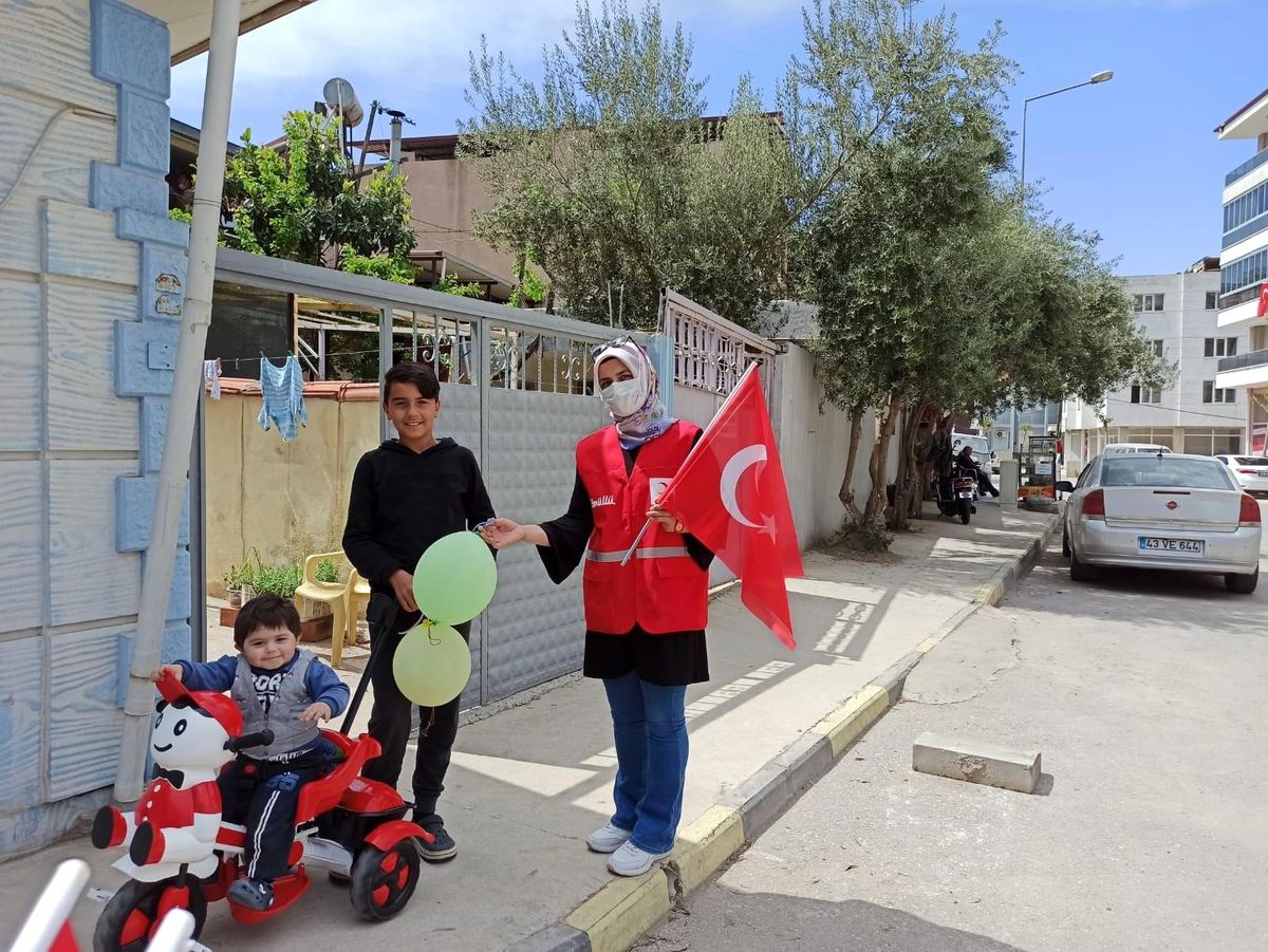 Kızılay Alaşehir\'de de çocukları sevindirdi