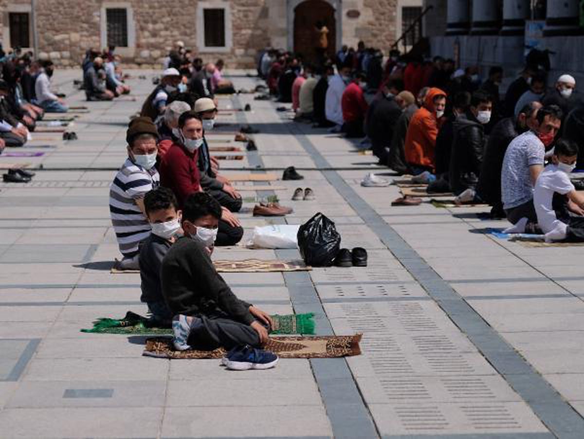 Konya\'da koronavirüs tedbirli cuma namazı