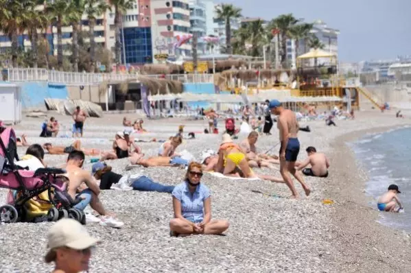 Konyaaltı Sahili, kısıtlamada turistlere kaldı