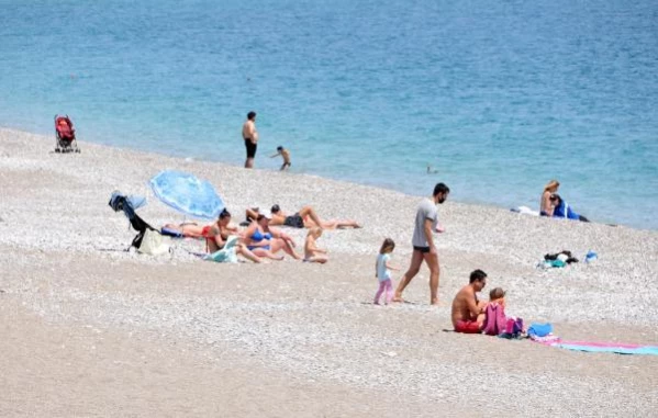 Konyaaltı Sahili, kısıtlamada turistlere kaldı