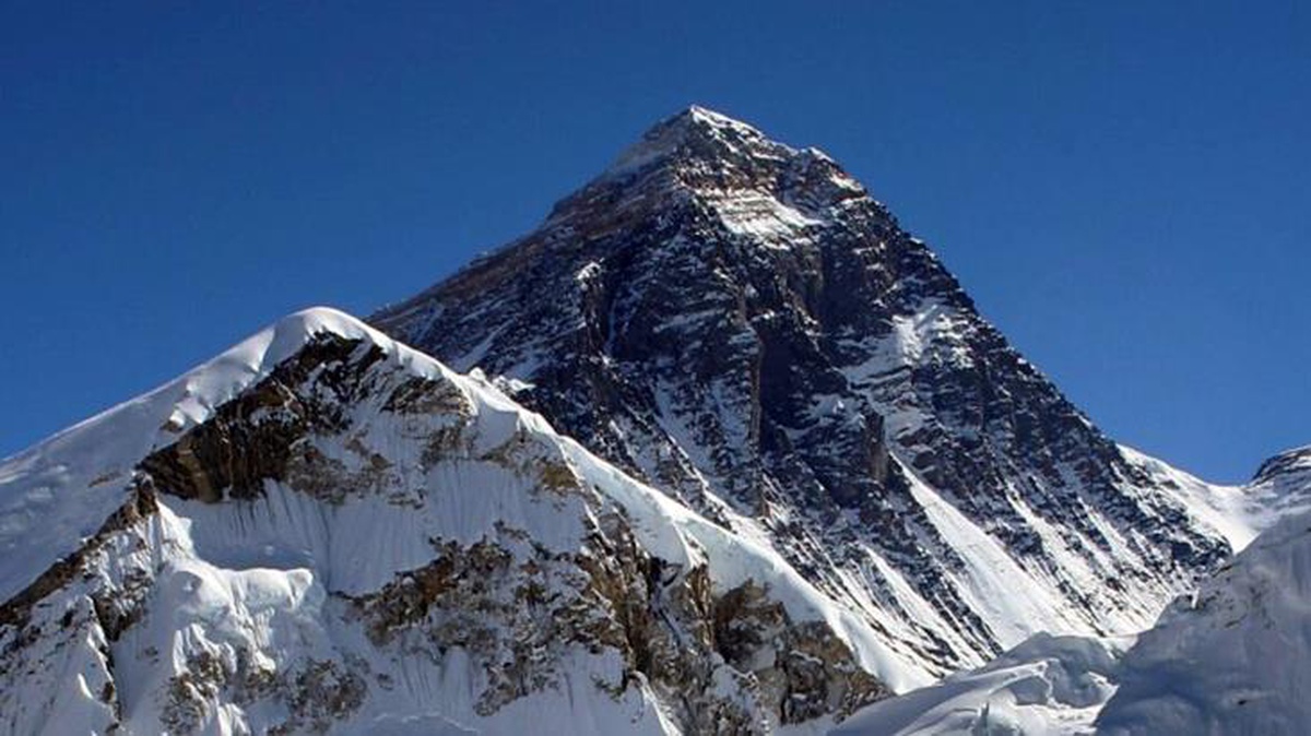 Koronavirüs dünyanın en yüksek noktasına erişti! Everest Dağı\'na tırmanın dağcının testi pozitif çıktı