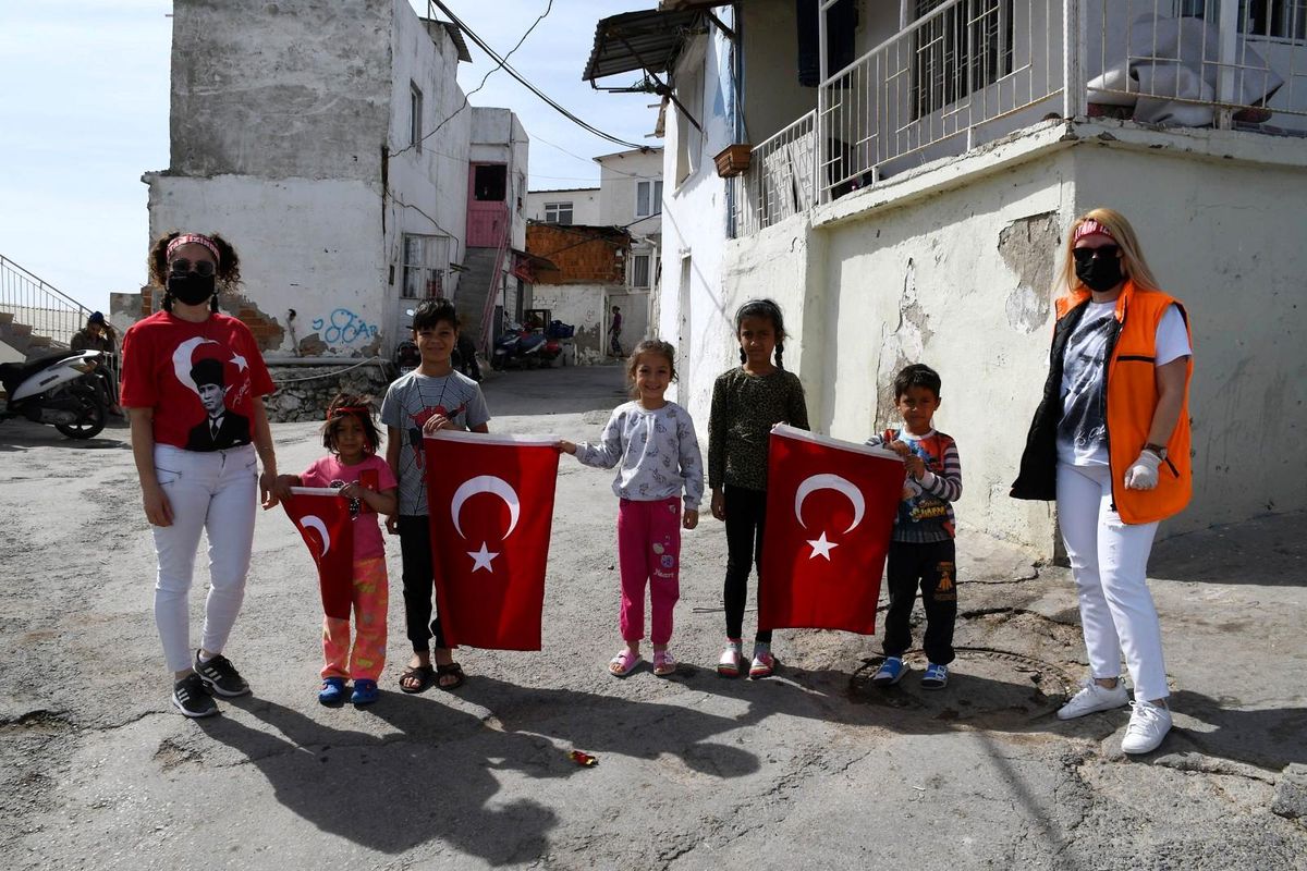 Kuşadası Belediyesi Ramazan yardımlarına devam ediyor