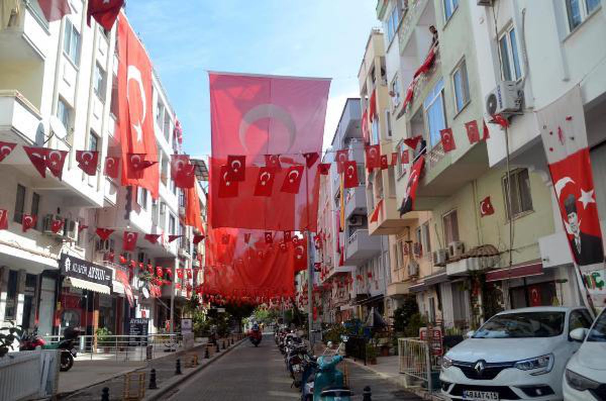 Marmaris\'teki 105\'inci Sokak, bu yıl da imece usulü süslendi