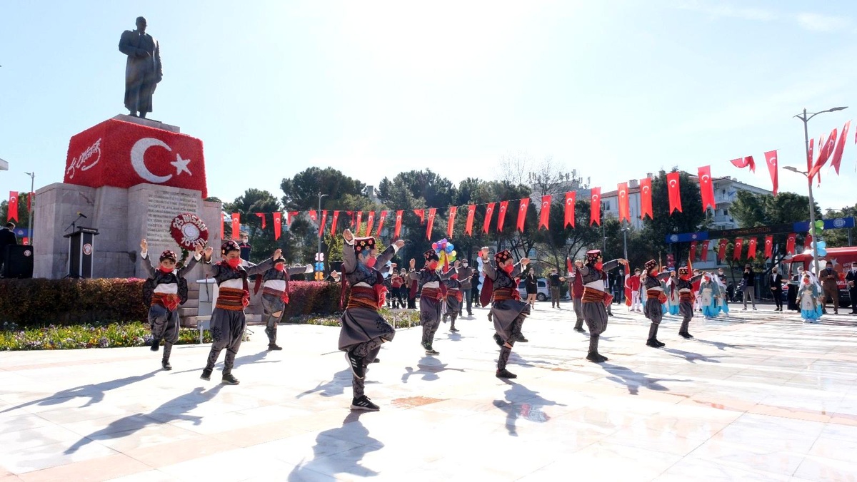 Muğla\'da 23 Nisan Cumhuriyet Meydanı\'nda kutlandı