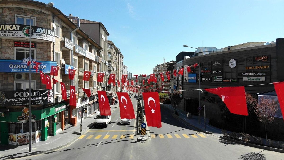 Nevşehir\'de caddeler Türk bayraklarıyla donatıldı