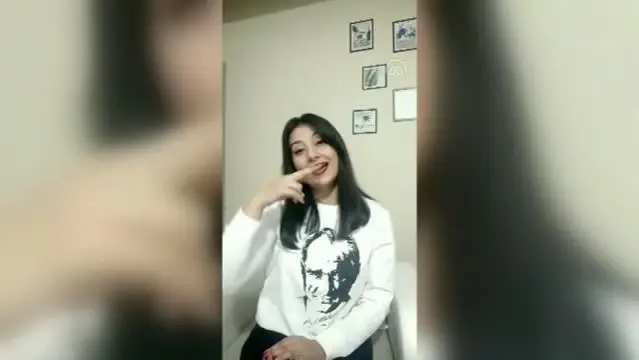 Öğretmen ve öğrenciler 23 Nisan şarkılarını işaret diliyle anlattı