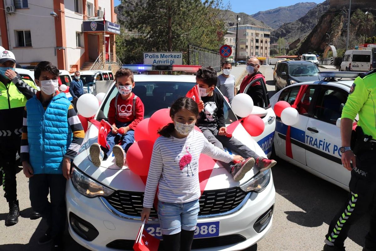 Son dakika! Oltu\'da polislerden 23 Nisan kutlaması