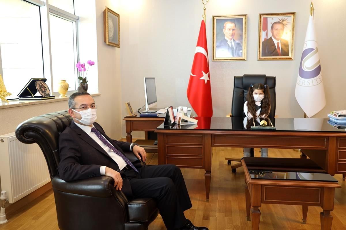 Rektör Akdoğan, 23 Nisan\'da koltuğunu devretti