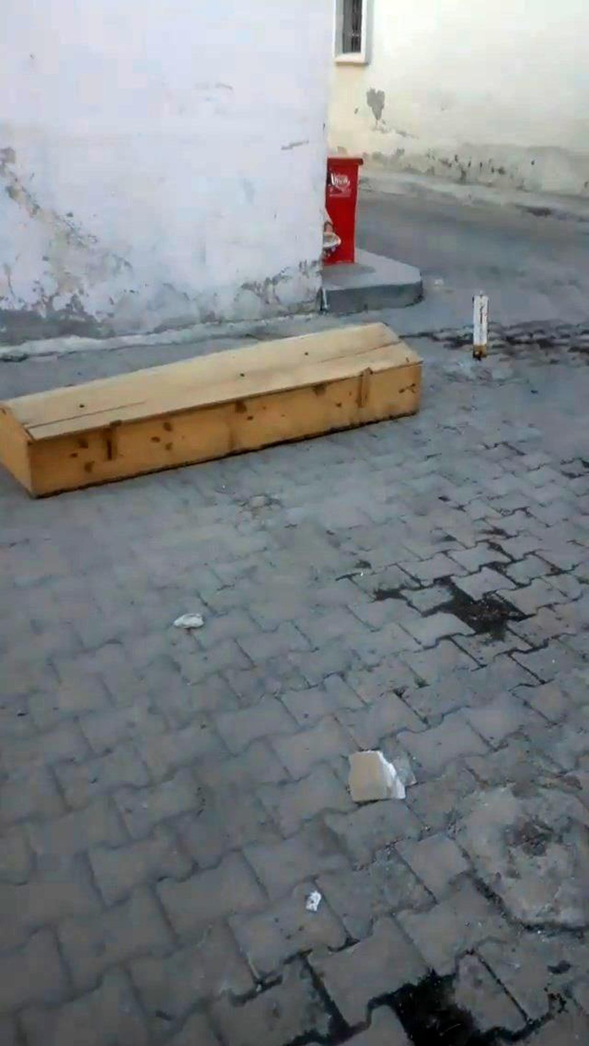 Siirt\'te mahalle ortasına bırakılan boş tabut korkuttu