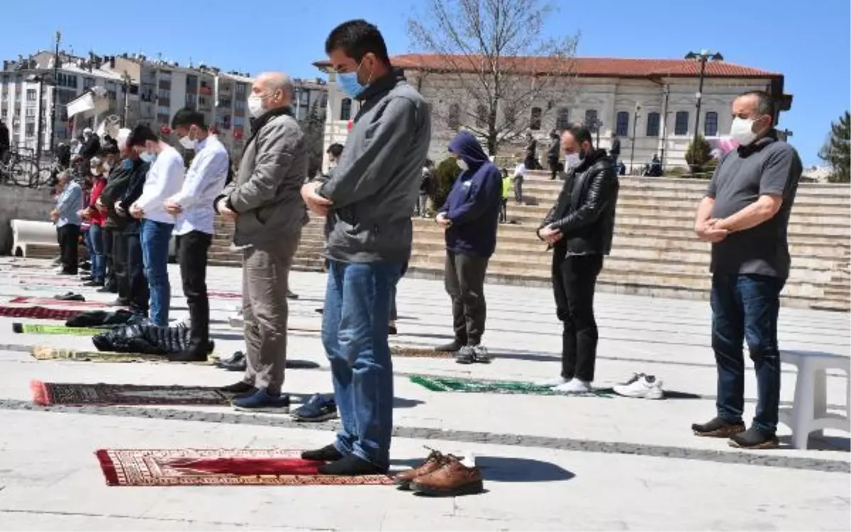 Sivas\'ta, kısıtlamada tedbirli cuma namazı