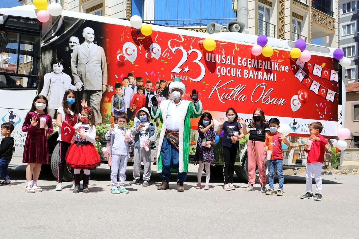 Sivrihisar Belediyesi bayram otobüsüyle çocuklara hediye dağıttı