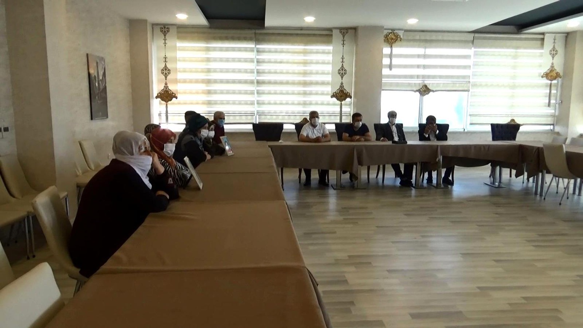 Sokağa çıkma kısıtlaması ailelerin evlat nöbetini kısıtlamadı, eylemlerine kaldıkları otelde devam ettiler