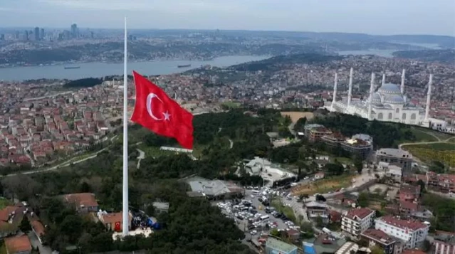 Son Dakika: Çamlıca Tepesi'ne dev Türk bayrağı! İstanbul'un her yerinden görülebilecek