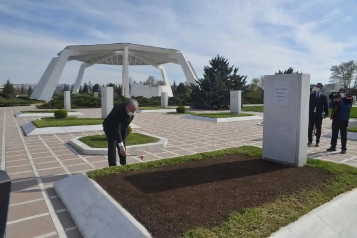 TBMM Başkanı Şentop, İstiklal Harbi kahramanlarının kabirlerini ziyaret etti (3)