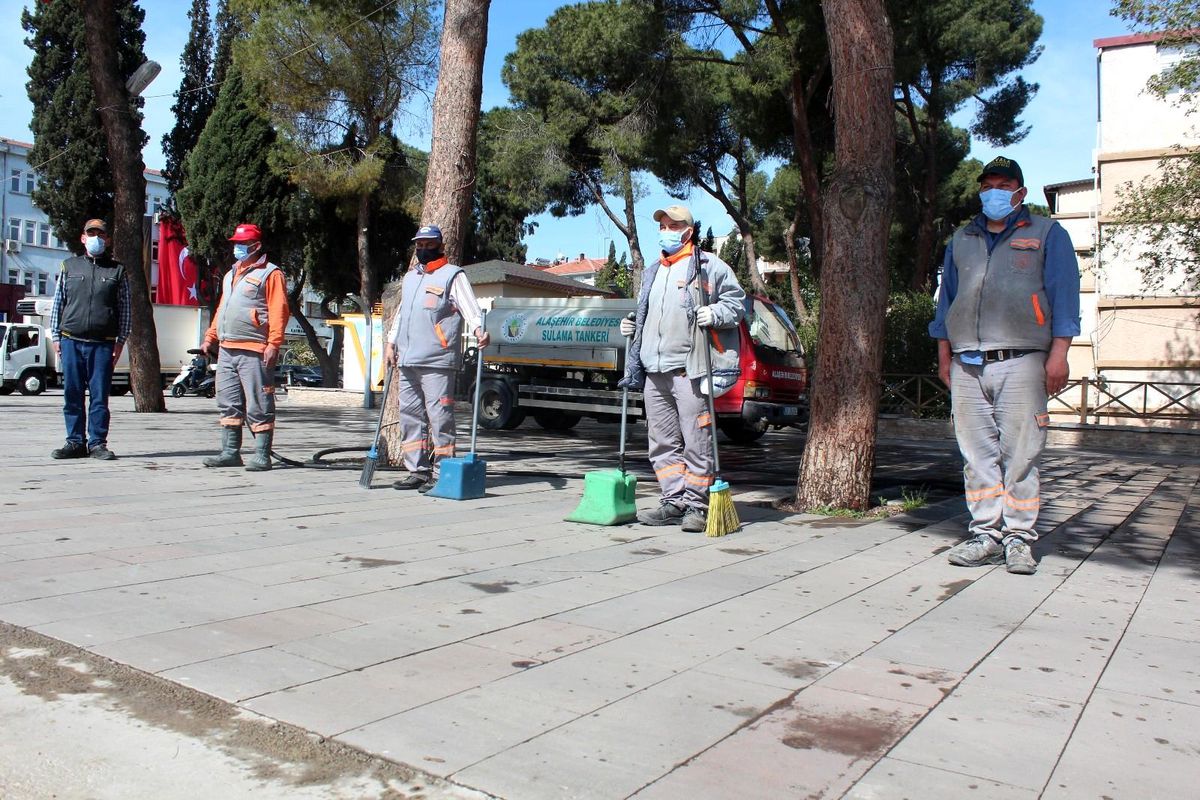 Temizliği bırakıp saygı duruşuna geçtiler