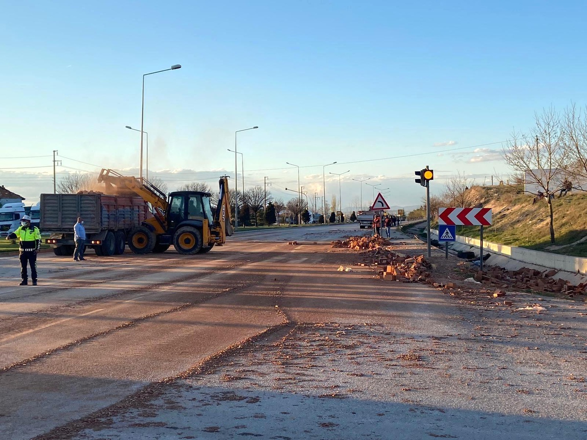 Tırla motosiklet çarpıştı, binlerce tuğla yola savruldu
