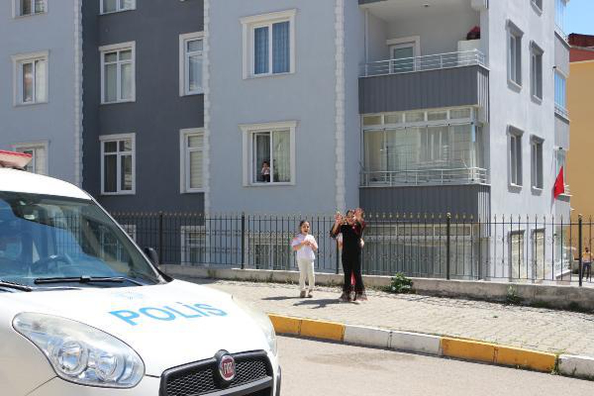 Son dakika haberi: Tokat polisi, sokak sokak gezip, megafonla 23 Nisan\'ı kutladı
